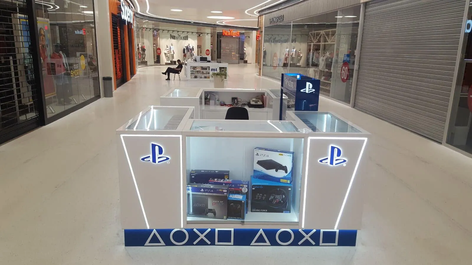 Opremanje prodajnog prostora — PlayStation kiosk u tržnom centru